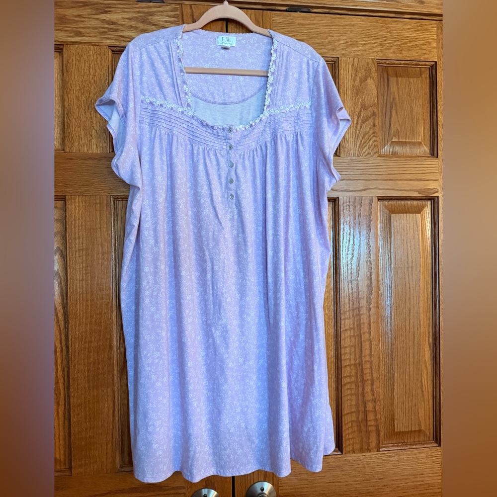 Eileen West Pale Lavender Floral Nightgown with Lace Trim vintage